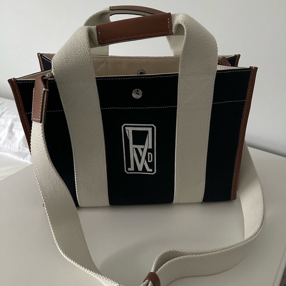 Stylish Black and White Tote Bag - Picture 9 of 17